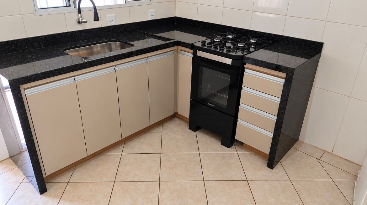 Cozinha em L com portas em tom areia