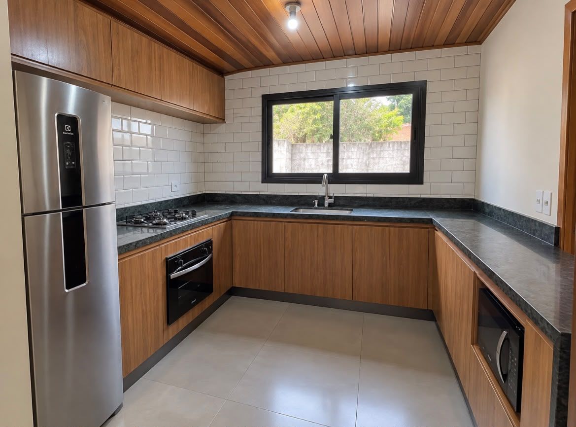Cozinha planejada em U amadeirada