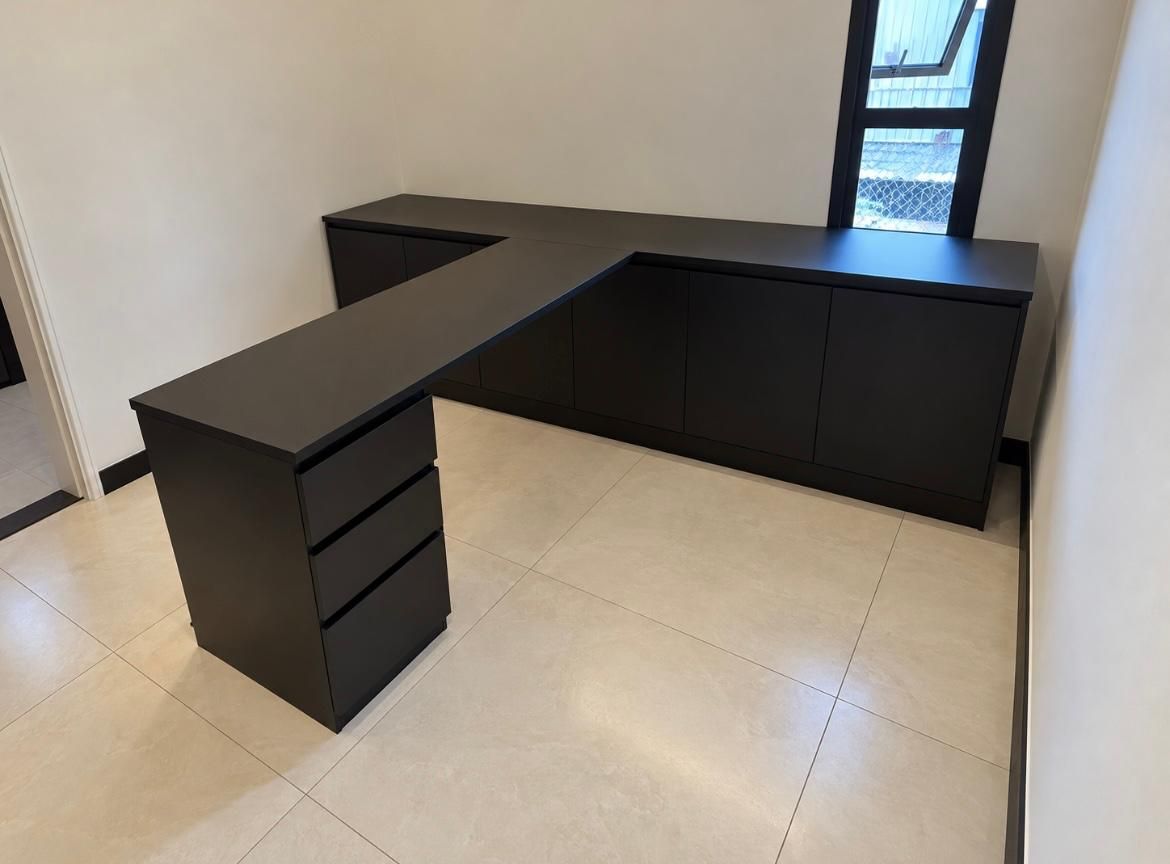 Escritório em L preto com gaveteiro