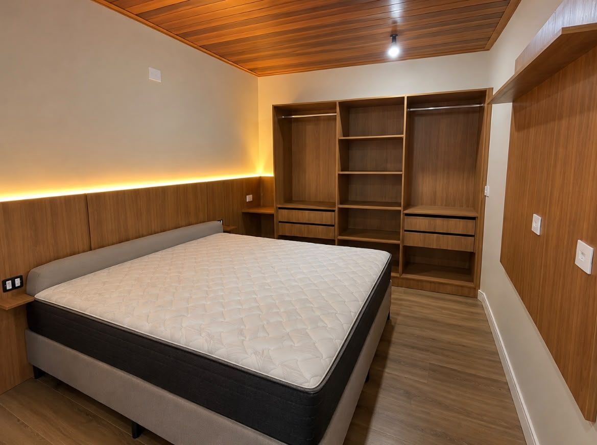 Quarto de casal com painel e guarda-roupa